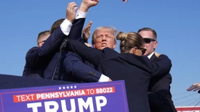 Sicherheitsleute holen verletzten Trump von der Bühne