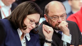 Sie schreiten weiter Seit’ an Seit’