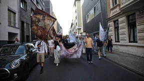 Urinieren im Trümmergrundstück