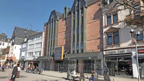 Büros, Läden und ein Dachcafé