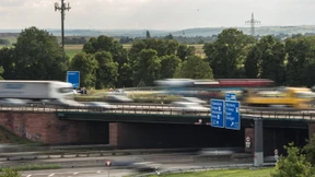 Raser fährt auf – Autofahrer kommt ums Leben