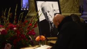 Eine Rauchwolke über den Hamburger Wolken