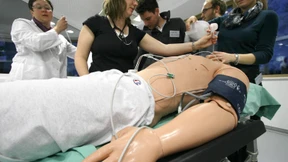 An Pralinen operieren üben