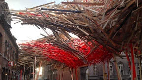 Der Affe bringt in Mons das Glück 