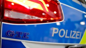 Unbekannte greifen Polizisten und Feuerwehrleute in Leipzig an