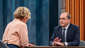 Dauertrommelfeuer und pseudodemokratischer Diskurs