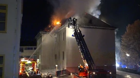 Brand in Grundschule löst Großeinsatz aus: Schüler kriegen schulfrei