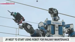 Kollege mit Kettensägenhänden