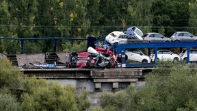 Autos stürzen bei Zugunfall in die Tiefe
