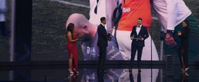 Traumtor mit Krücken begeistert bei FIFA-Gala