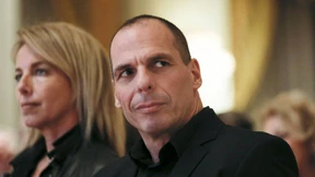 Vermummte attackieren Varoufakis in Taverne