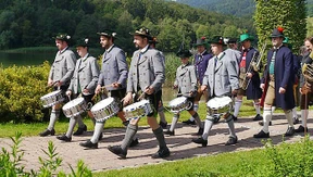 Mit dem TeamGinaLisa-Gas gegen weiße Männer zum Reichtum