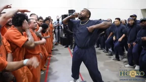 Kanye West tritt in texanischem Gefängnis auf