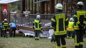 Holzterrasse bei Grillfest im Opel-Zoo eingekracht