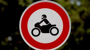 Motorradfahrer rast innerorts mit fast 120 Stundenkilometern