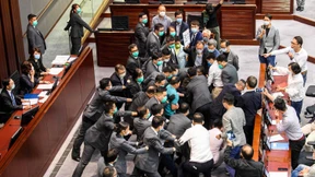 Handgemenge im Hongkonger Parlament
