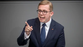 Philipp Amthor liest Tweets