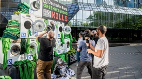 Kritik vor Vitrinen und Waschmaschinen