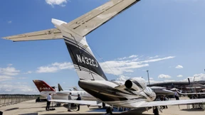 Kleinflugzeug stürzt auf Autobahn – drei Tote