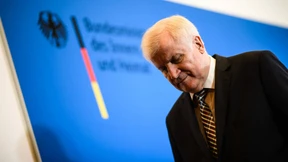 Um Seehofer wird es einsam