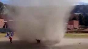 Windhose wirbelt über Fußballplatz