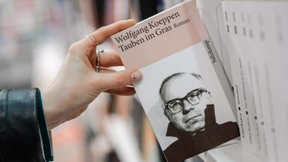 Kultusministerium bietet Alternativ-Lektüre zu „Tauben im Gras“ an