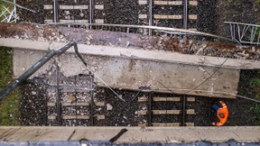 Betonteil stürzt auf Bahnstrecke