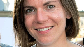 Mary Scherpe mit Stalking-Stick beim Minister