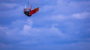 Surfer liegen auf einer Wellenlänge
