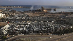 Drohnenfahrt über den zerstörten Hafen von Beirut