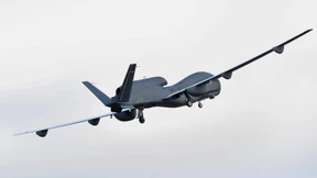  Von der Leyen holt Euro Hawk aus der Garage