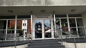 Verdächtige nach Messerattacke an Volkshochschullehrer gefasst