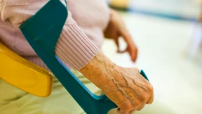 Von zu Hause arbeiten, um die Mutter zu pflegen