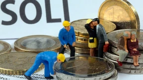 Wirtschaftsweise für Abschaffung des Soli und weniger Arbeitslosenbeitrag