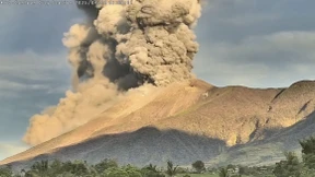 4000 Meter hohe Aschesäule über den Philippinen
