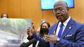 Justiz ermittelt gegen Polizisten wegen Mordes