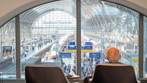 Schöner warten mit den richtigen Bahn-Karten