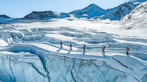 Auf schmalem Grat zwischen Gletscherspalten