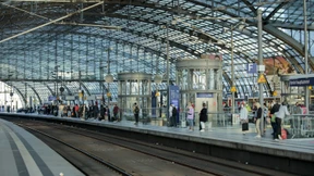 Frau und Kind geraten unter ICE – Mutter stirbt