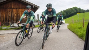 Ein Unternehmer auf dem Fahrradsattel