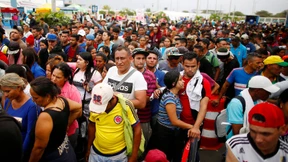 Tausende stehen Schlange an der Grenze