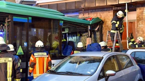 Schulbus kracht in Hauswand – 43 Kinder verletzt