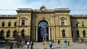 Rechtsextreme greifen Polizeiwache an