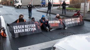 Klimaschützer blockieren am Flughafen Frankfurt Zufahrtsstraße
