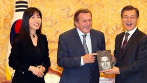Wer ist die Neue von Gerhard Schröder?