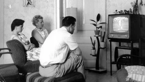 Horchposten im Wohnzimmer