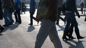 Frau fleht auf Zetteln um Hilfe