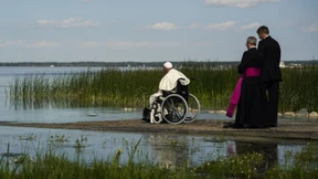 Papst segnet heiligen indigenen See