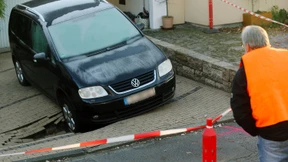 Erdloch in Essener Wohnsiedlung