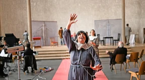 Jesus, der Heilige Sebastian und der Papst treten auf